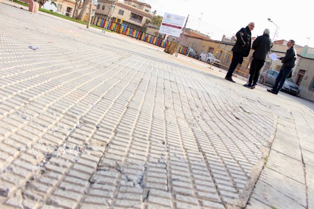 Cs recoge quejas de los vecinos de El Bohío por el estado de las zonas verdes, el asfalto, parques infantiles y el alumbrado - 1, Foto 1