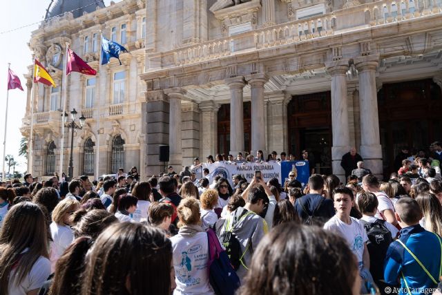 Más de 400 estudiantes del IES Elcano participan en la I Marcha Solidaria - 1, Foto 1