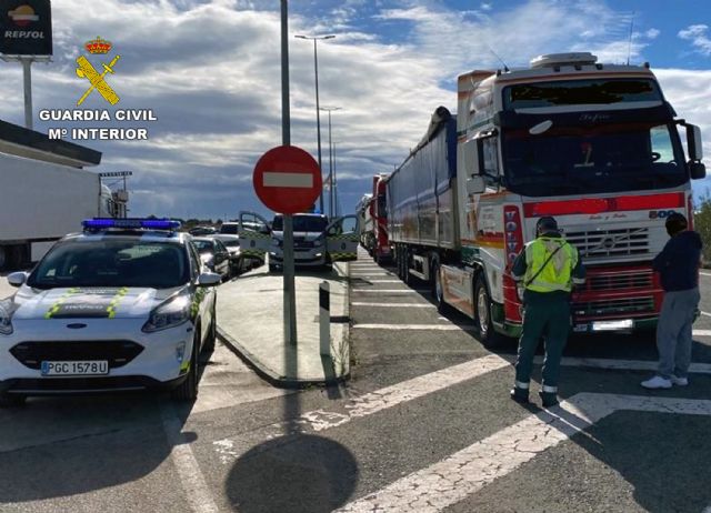 La Guardia Civil investiga a un conductor profesional por la supuesta falsificación de la tarjeta CAP - 1, Foto 1
