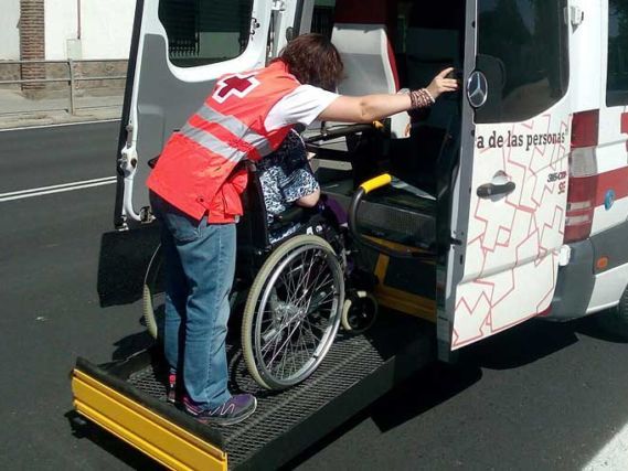 Cruz Roja en Lorca pone en marcha un servicio de transporte adaptado para llevar a las personas mayores a su centro de vacunación - 1, Foto 1