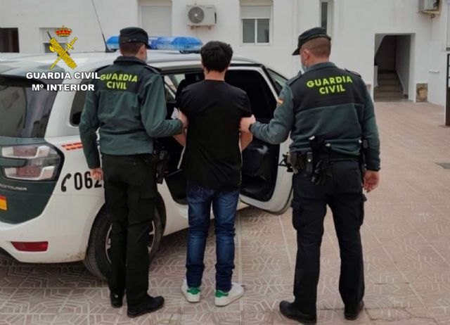 La Guardia Civil detiene a una persona por el intento de robo en un establecimiento comercial de Totana