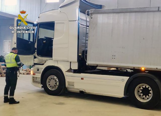 La Guardia Civil investiga al conductor de un camión que, presuntamente, originó un accidente después de desatender la caída de 14 balas de paja a la calzada - 1, Foto 1