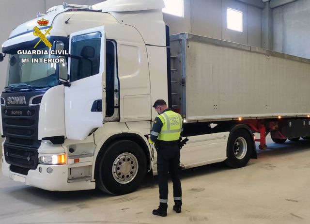 La Guardia Civil investiga al conductor de un camión que, presuntamente, originó un accidente después de desatender la caída de 14 balas de paja a la calzada - 2, Foto 2