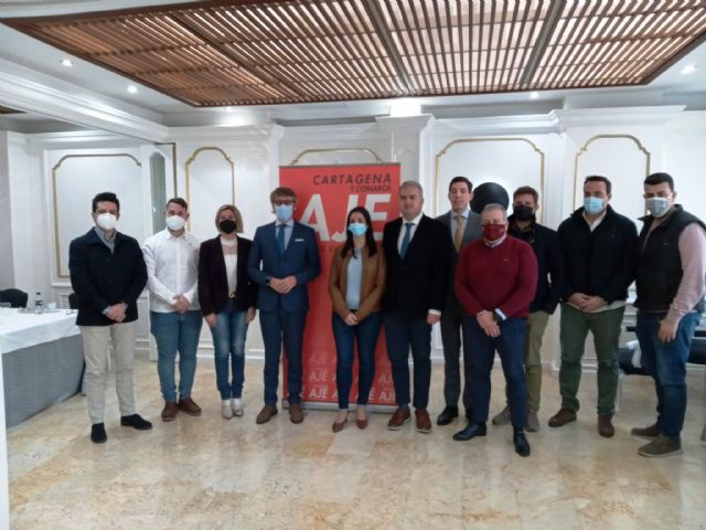 La Junta Directiva de AJE Cartagena mantiene un encuentro de trabajo con el consejero de Economía, Hacienda y Administración Digital - 1, Foto 1