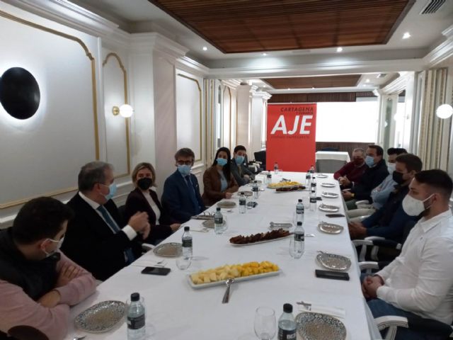 La Junta Directiva de AJE Cartagena mantiene un encuentro de trabajo con el consejero de Economía, Hacienda y Administración Digital - 2, Foto 2