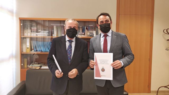 El consejero de Transparencia, Seguridad y Emergencias entrega el anteproyecto de la Ley de Emergencias al Consejo Jurídico de la Región de Murcia - 1, Foto 1