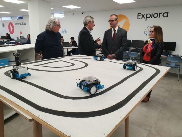 El consejero de Educación visita la nueva 'Hiperaula del Futuro' del IES Ramón y Cajal de Murcia - 1, Foto 1