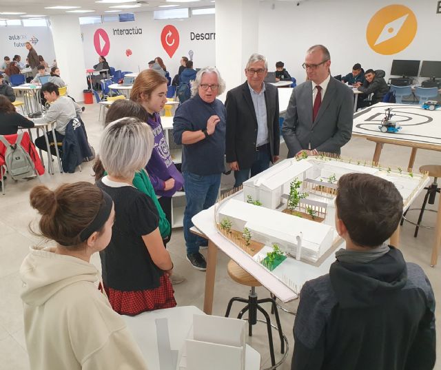 El consejero de Educación visita la nueva 'Hiperaula del Futuro' del IES Ramón y Cajal de Murcia - 2, Foto 2