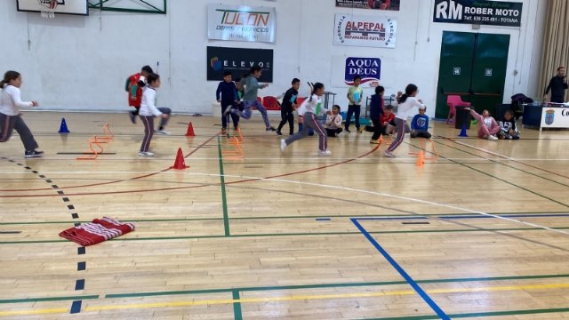 Nueve equipos de tres colegios de Totana participan en la Jornada Local de Jugando al Atletismo de Deporte Escolar, en categoría Benjamín