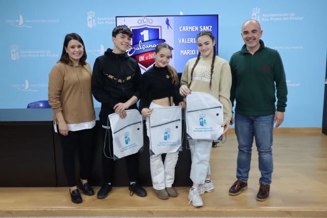 La alcaldesa recibe a los jóvenes bailarines pinatarenses que participaron en Salsanamá Italia - 1, Foto 1