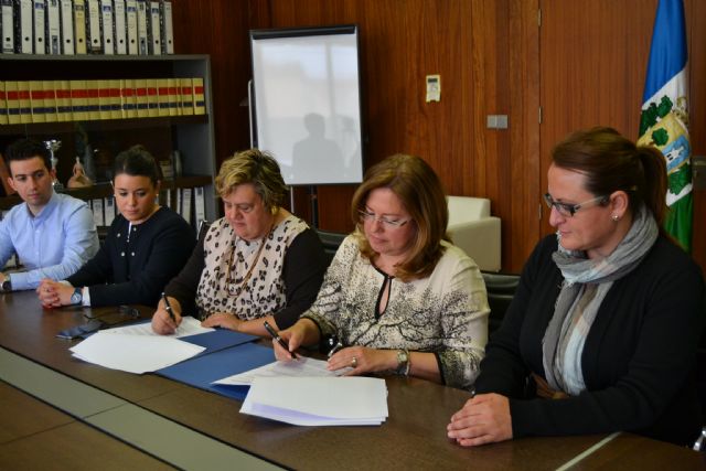 El Ayuntamiento y  FAMDIF/COCEMFE firman un convenio para la eliminación de barreras arquitectonicas - 1, Foto 1