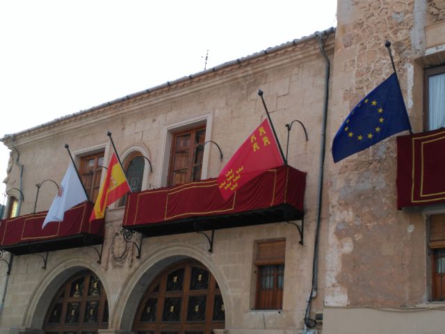 Las banderas del Ayuntamiento de Yecla a media asta - 1, Foto 1