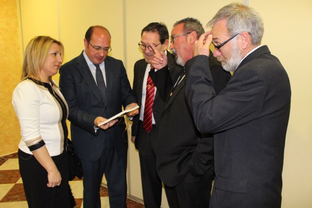 La Procesión del Silencio, el Cristo sale a hombros de sus cofrades y las calles a su paso se oscurecen - 1, Foto 1