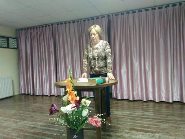 Usuarios del Centro Municipal de Personas Mayores participan en las actividades organizadas con motivo del Día Mundial de la Poesía, Foto 6