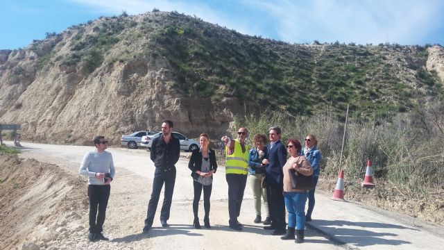 La alcaldesa visita junto al director general de carreteras las obras en la RM - B31 que conecta Campos del Río con la pedanía de Los Rodeos - 2, Foto 2