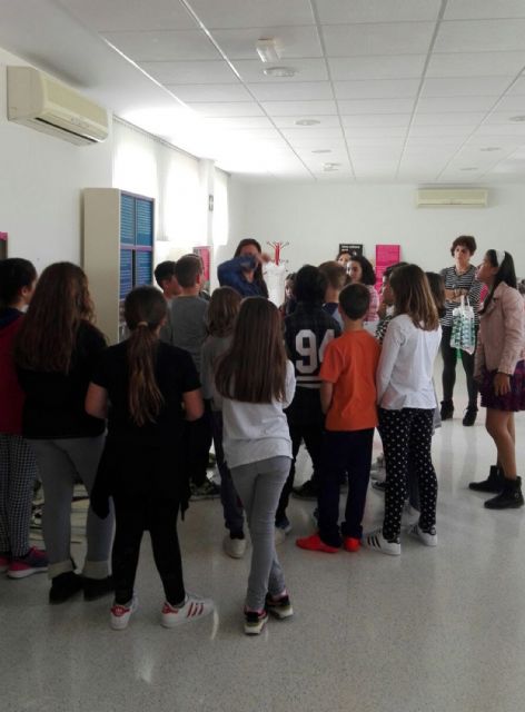 La comunidad gitana acerca a los escolares torreños su historia y cultura con una exposición - 3, Foto 3