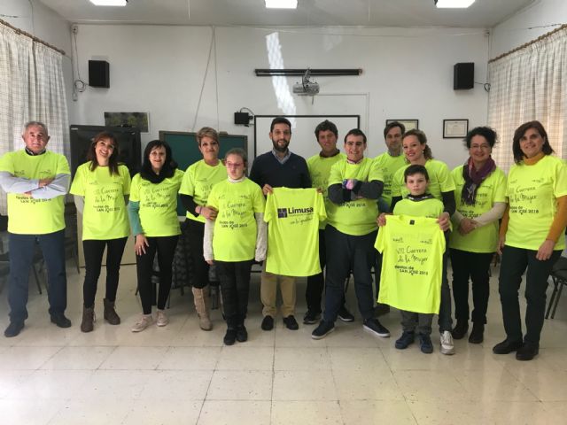 El Ayuntamiento entrega a los niños y profesores del colegio de educación especial Pilar Soubrier más de un centenar de camisetas conmemorativas de la VIII Carrera de la Mujer - 1, Foto 1