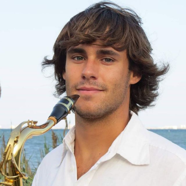 Un concejal del PP de Los Alcázares se suma a la oleada de músicos para animar a sus vecinos ante el COVID-19 - 1, Foto 1