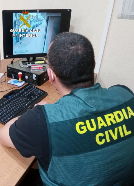 La Guardia Civil detiene a dos jóvenes  relacionados con varios robos en viviendas y con el atraco a un menor - 1, Foto 1