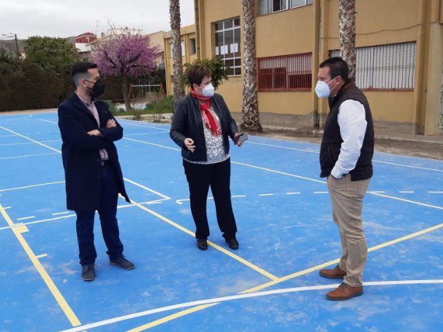 El Ayuntamiento elaborará un informe con los desperfectos e irregularidades técnicas de la pista deportiva del CEIP Anita Arnao - 1, Foto 1