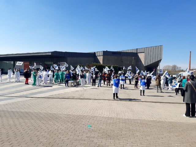 Los Técnicos en Cuidados de Enfermería secundan mayoritariamente la concentración convocada por SAE - 1, Foto 1