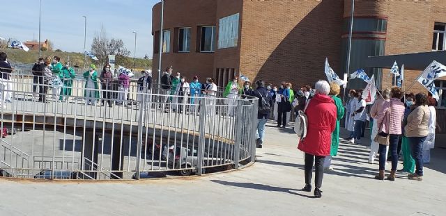 Los Técnicos en Cuidados de Enfermería secundan mayoritariamente la concentración convocada por SAE - 2, Foto 2