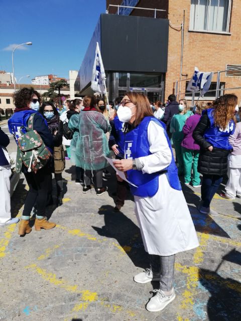 Los Técnicos en Cuidados de Enfermería secundan mayoritariamente la concentración convocada por SAE - 3, Foto 3