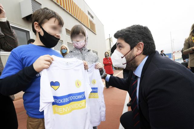 López Miras recibe a dos niños ucranianos escolarizados en Los Nietos y anuncia que ya son 165 en total en la Región - 1, Foto 1