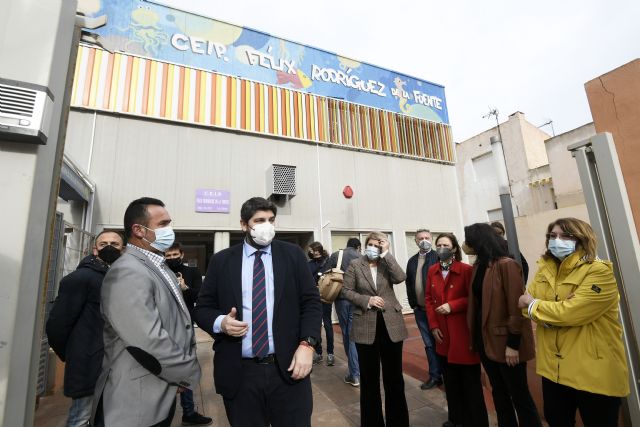 López Miras recibe a dos niños ucranianos escolarizados en Los Nietos y anuncia que ya son 165 en total en la Región - 3, Foto 3