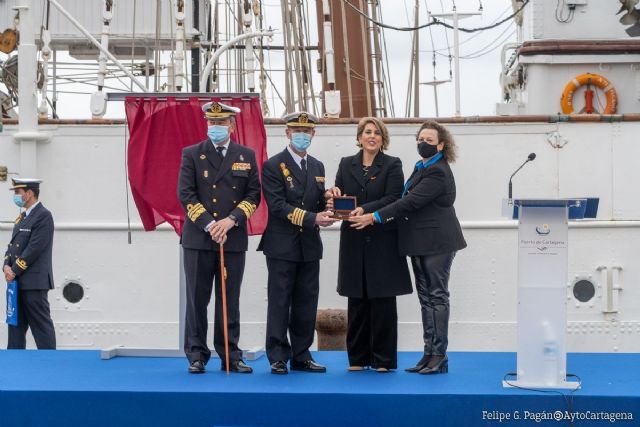 La alcaldesa entrega las llaves de Cartagena al comandante de Elcano para que vuelva pronto - 1, Foto 1