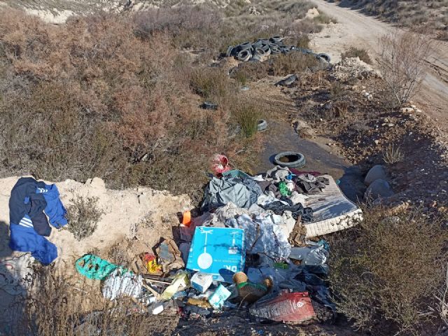 Denuncian vertidos de basuras y enseres en el Barranco del Chorrillo - 1, Foto 1
