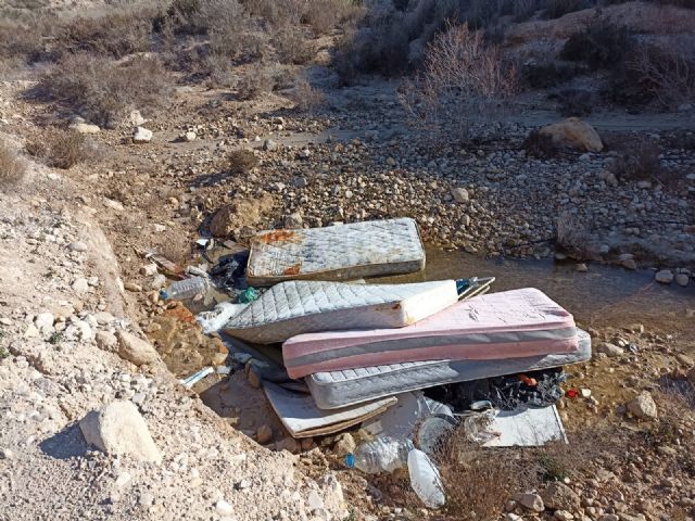 Denuncian vertidos de basuras y enseres en el Barranco del Chorrillo - 3, Foto 3