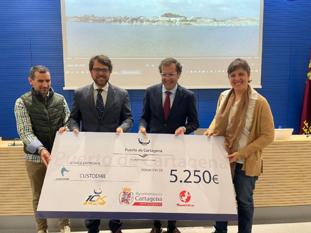 Custoride y Alcer Sureste reciben el cheque solidario de la Carrera 10K Puerto de Cartagena - 1, Foto 1