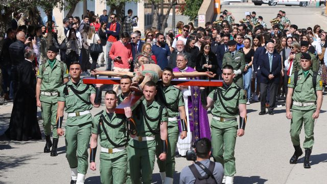 Emotiva procesión del Cristo Universitario de la Salud en la UCAM con la Brigada Paracaidista - 1, Foto 1