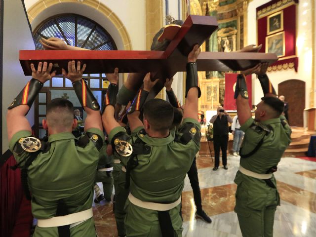 Emotiva procesión del Cristo Universitario de la Salud en la UCAM con la Brigada Paracaidista - 2, Foto 2