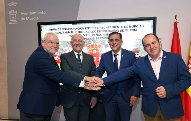 El Alcalde Serrano firma los convenios con el Cabildo de Cofradías, la Federación de Peñas Huertanas y la Agrupación Sardinera que garantizan la instalación de sillas en Semana Santa y Fiestas de Primavera - 1, Foto 1