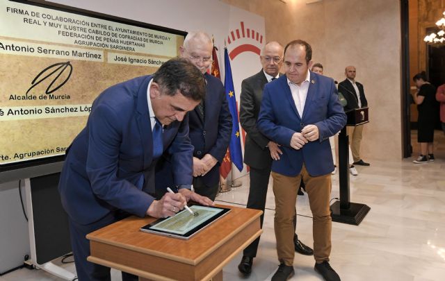 El Alcalde Serrano firma los convenios con el Cabildo de Cofradías, la Federación de Peñas Huertanas y la Agrupación Sardinera que garantizan la instalación de sillas en Semana Santa y Fiestas de Primavera - 2, Foto 2