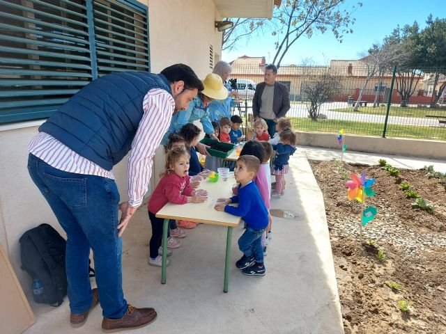 Niños y niñas de la Escuela Infantil Colorines de Torre Pacheco aprenden el ciclo vital de las plantas con el Huerto Escolar - 1, Foto 1