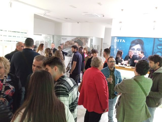 Laura Molina da la bienvenida a la primavera con su exposición `Pétalos´ - 2, Foto 2