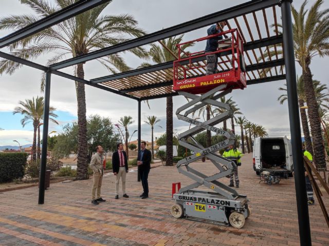 El equipo de Gobierno local ultima los trabajos  de adaptación al clima en el jardín de El Panderón y en el Bulevar de la urbanización La Quinta - 1, Foto 1