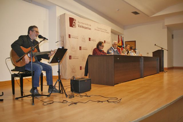 Juan Camacho presentó en Valdepe&ntilde;as 'Nada es silencio', un puente poético entre la memoria y la vanguardia tecnológica - 4, Foto 4