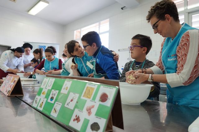 Un grupo de niños autista han participado en un taller de la Escuela de Hostelería para elaborar un postre del cocinero Ángel León que tiene cuatro estrellas Michelín - 1, Foto 1