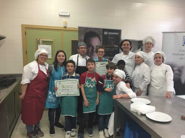 Un grupo de niños autista han participado en un taller de la Escuela de Hostelería para elaborar un postre del cocinero Ángel León que tiene cuatro estrellas Michelín - 2, Foto 2