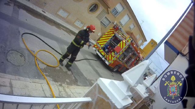 Bomberos de Cartagena extinguen un incendio en una vivienda de Los Dolores - 1, Foto 1