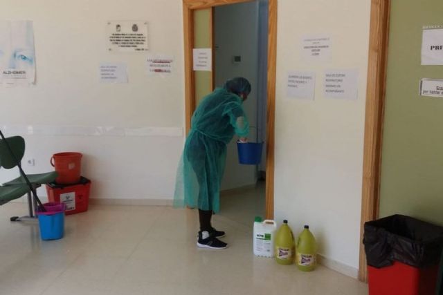 Refuerzo en la limpieza de los consultorios abiertos durante la crisis sanitaria - 1, Foto 1
