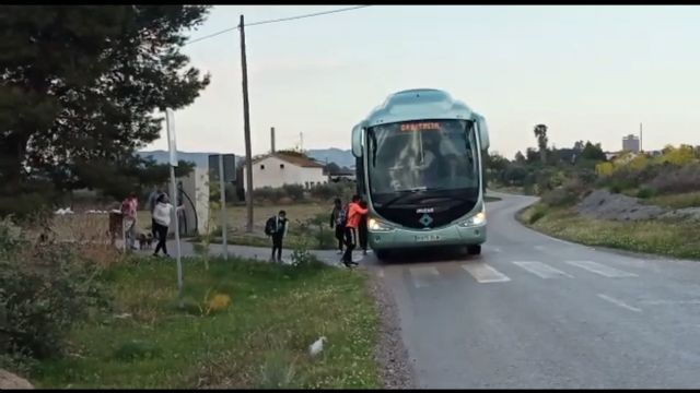 El PP exige la intervención del ayuntamiento ante los problemas de inseguridad vial que sufren los escolares de La Torrecilla en las paradas de autobús - 1, Foto 1