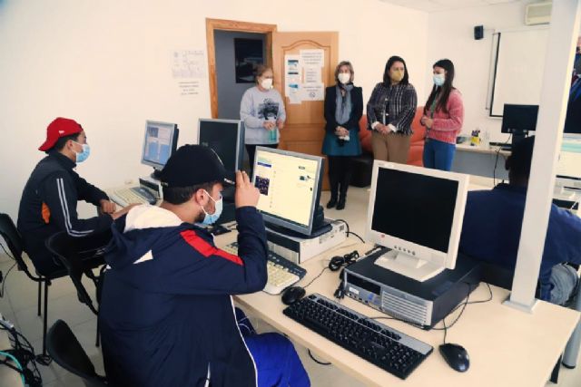 La Comunidad dona a la Hospitalidad Santa Teresa de Cartagena quince ordenadores que ya permiten a personas en exclusión buscar empleo - 1, Foto 1