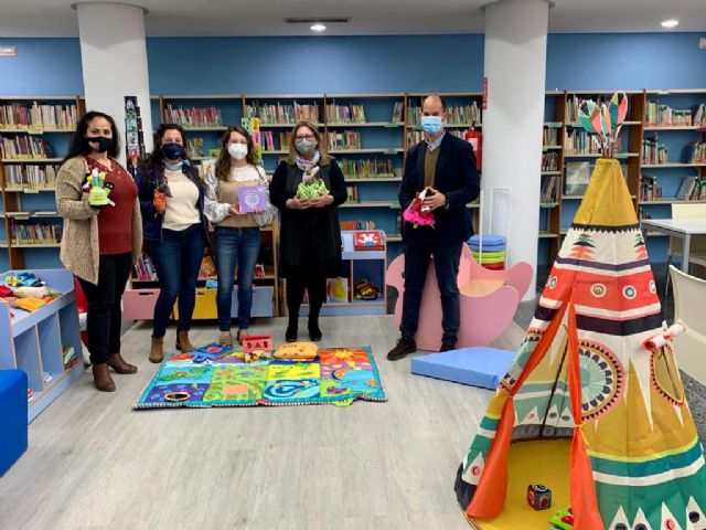 El Ayuntamiento de Lorca pone en marcha la 'Bebeteca' una sección en la Biblioteca Infantil destinada al primer contacto con la lectura de niños y niñas de 0 a 3 años - 1, Foto 1