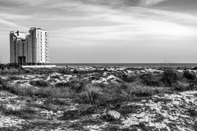 La arquitectura singular de La Manga protagoniza la exposición de Frédéric Volkringer, en el Palacio Consistorial de Cartagena - 1, Foto 1