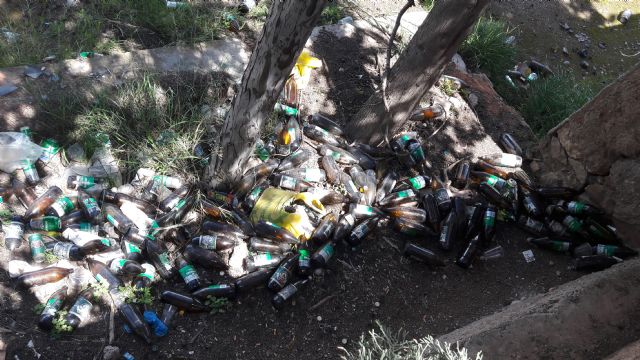 Los vecinos denuncian la proliferación de botellones en El Calvario, la parte alta del barrio de San José, el cauce del río Guadalentín y el mirador de San Juan - 1, Foto 1
